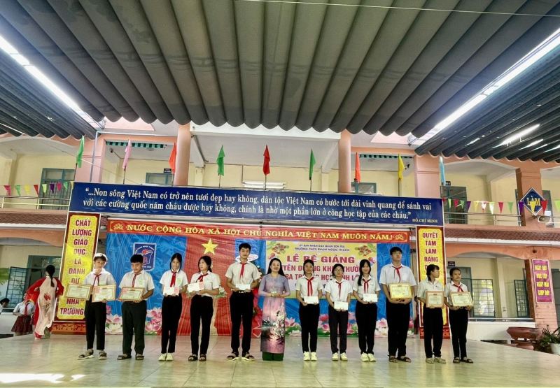 Trường THCS Phạm Ngọc Thạch