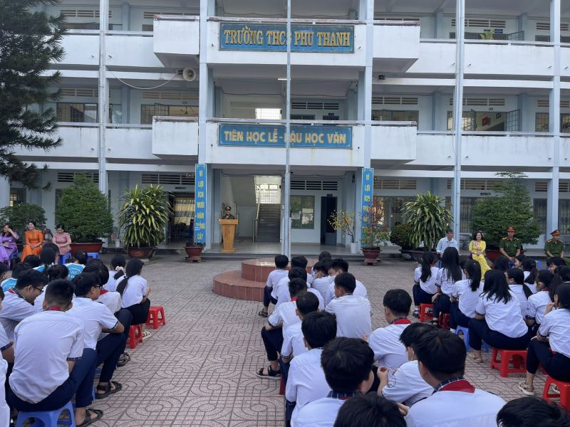 Trường THCS Phú Thạnh