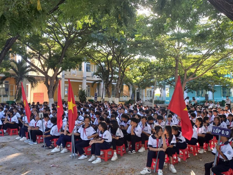 Trường THCS Trương Định