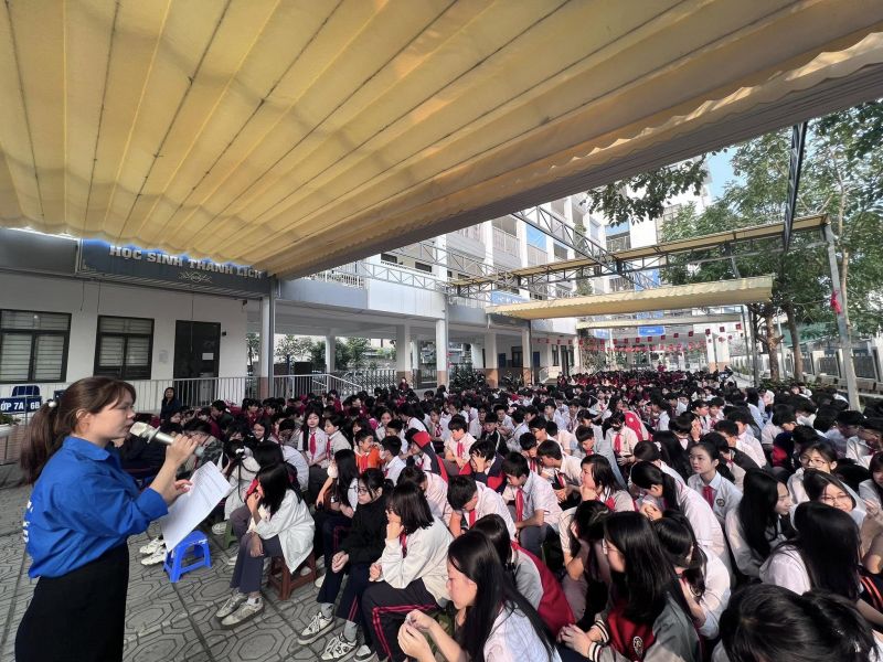Trường THCS Tứ Liên