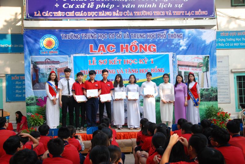 Trường THCS và THPT Lạc Hồng