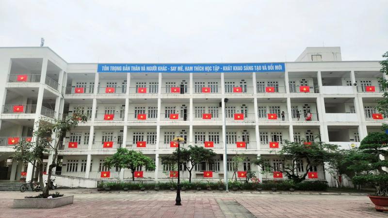 Trường THPT chuyên Hạ Long