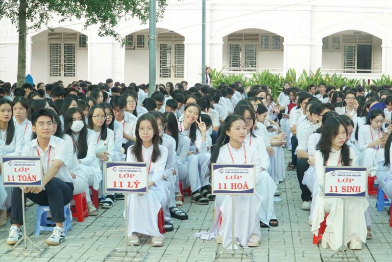 Trường THPT Chuyên Hoàng Lê Kha