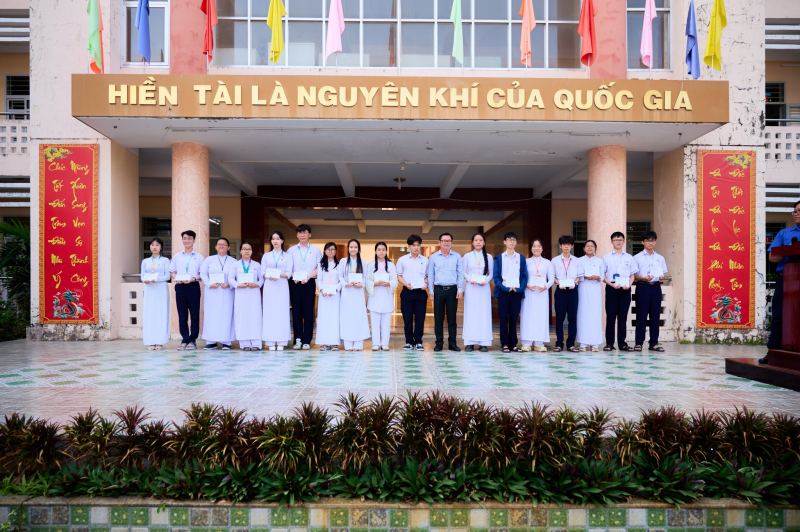 Trường THPT chuyên Huỳnh Mẫn Đạt