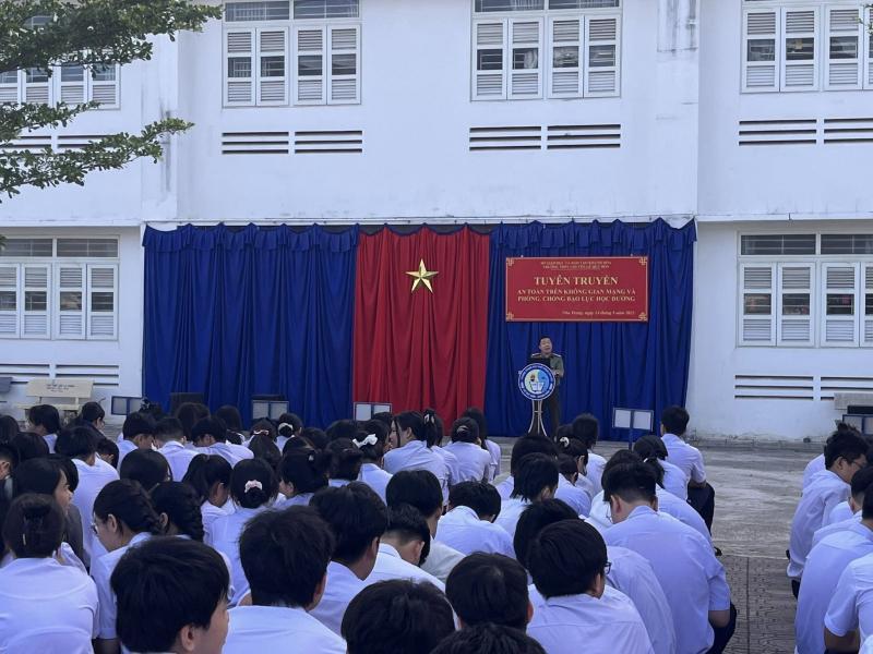 Trường THPT Chuyên Lê Quý Đôn - Khánh Hoà