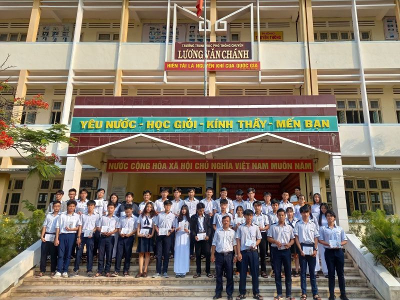 Trường THPT Chuyên Lương Văn Chánh