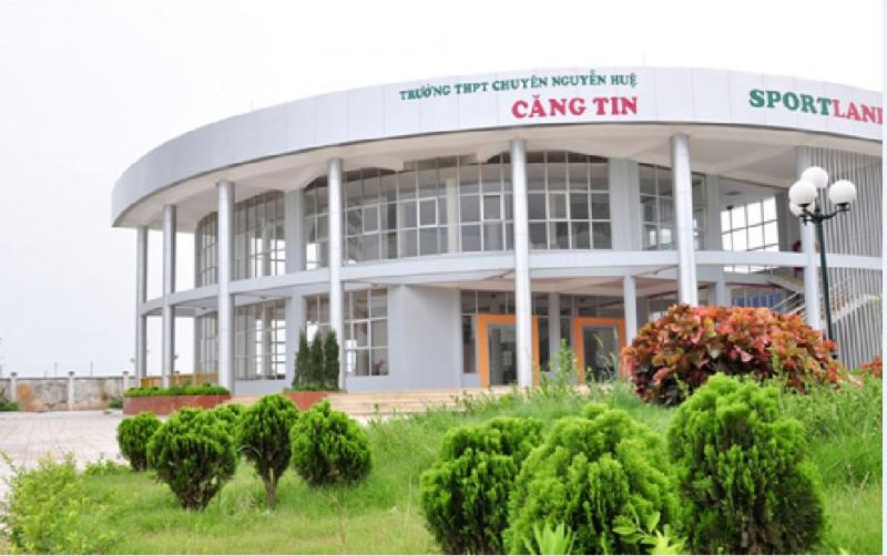 Trường THPT Chuyên Nguyễn Huệ