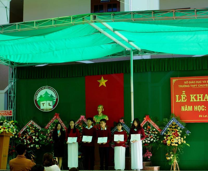 Trường THPT chuyên Thăng Long