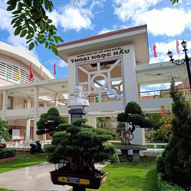 Trường THPT chuyên Thoại Ngọc Hầu