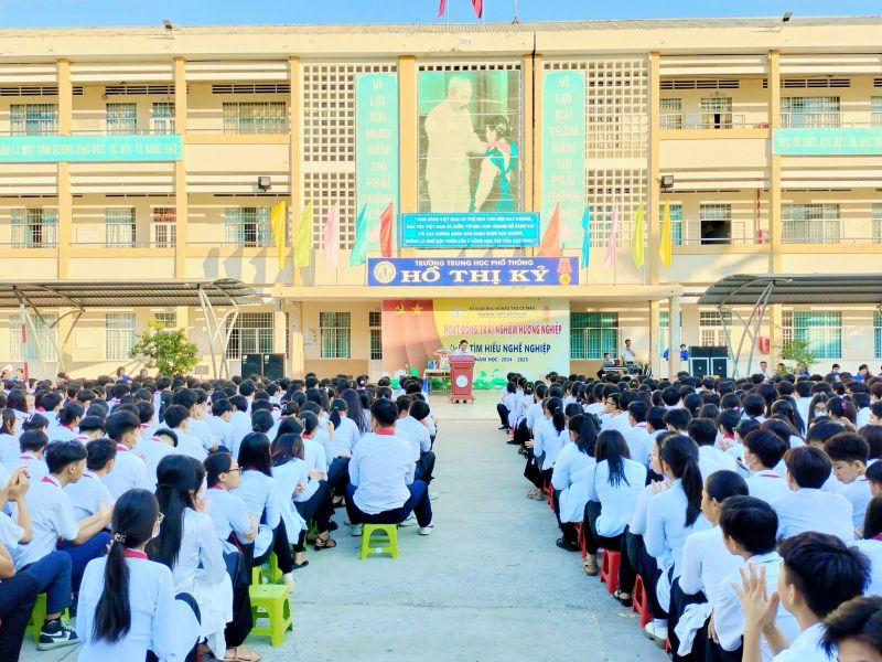 Trường THPT Hồ Thị Kỷ