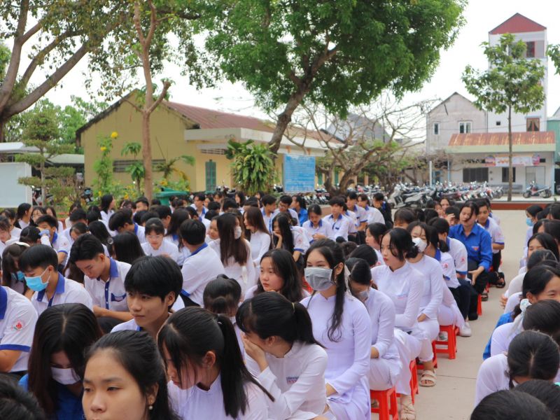 Trường THPT Hòn Đất được thành lập năm 1981, ngôi trường THPT đầu tiên và duy nhất của huyện Hòn Đất lúc bấy giờ.