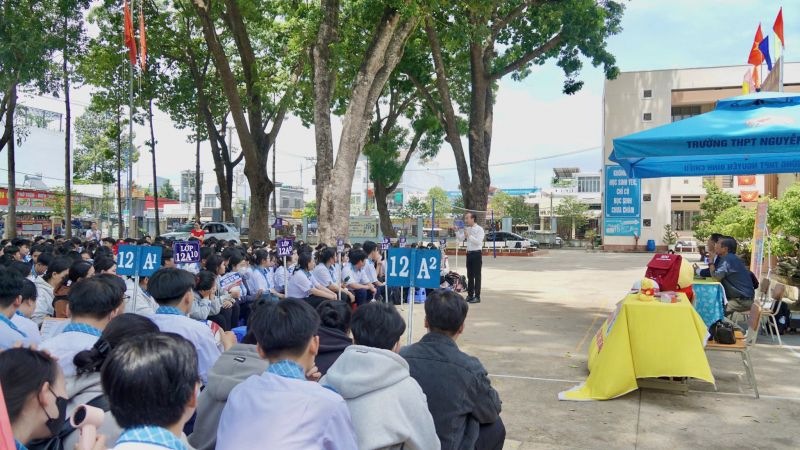 Trường THPT Nguyễn Đình Chiểu