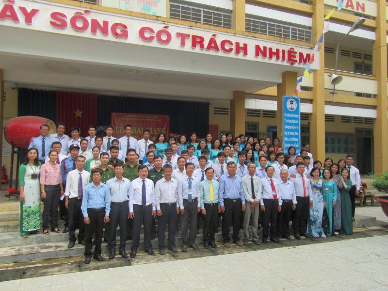 Trường THPT Tân Châu