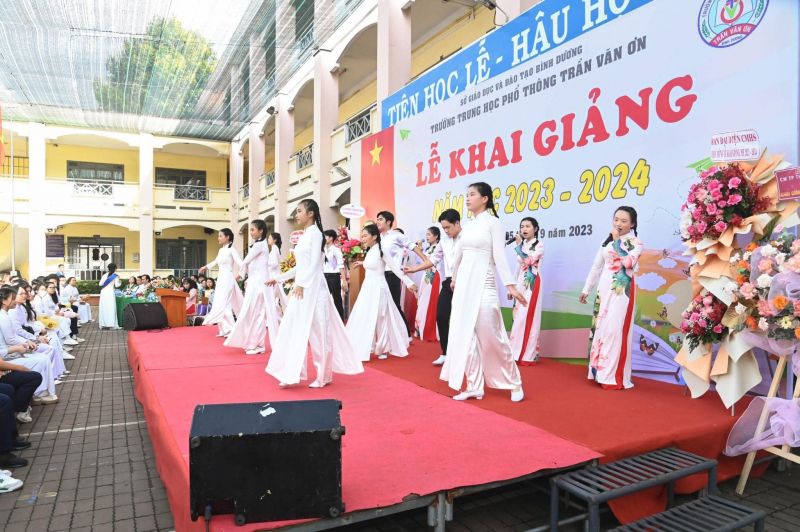 Trường THPT Trần Văn Ơn