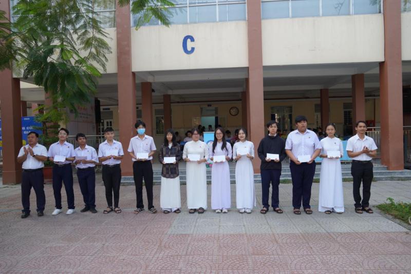 Trường THPT Trịnh Hoài Đức
