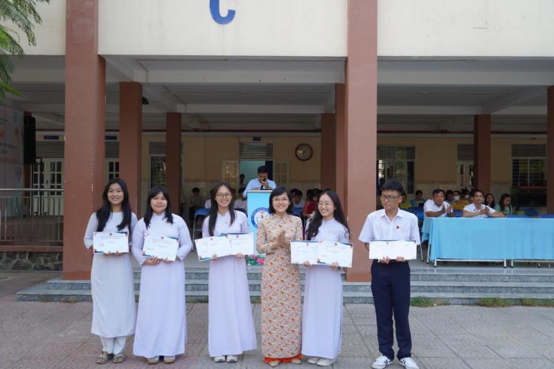 Trường THPT Trịnh Hoài Đức