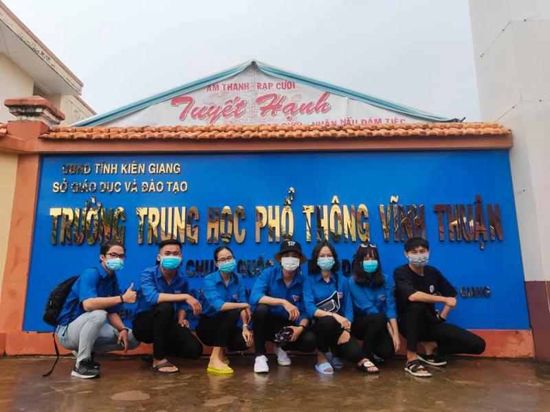Ngày 21/6/1979, UBND tỉnh Kiên Giang kí quyết định thành lập TRƯỜNG PHỔ THÔNG TRUNG HỌC VĨNH THUẬN