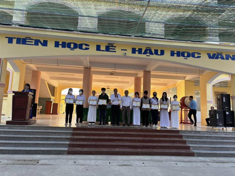 Trường THPT Vĩnh Tường