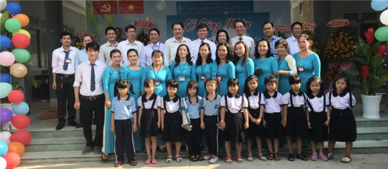 Các thầy cô và học sinh trường Tiểu học Lê Văn Thế