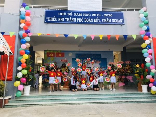 Giao lưu văn nghệ tại trường Tiểu học Lê Văn Thế