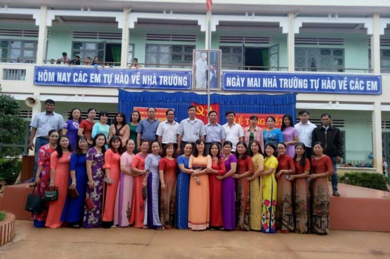 Tập thể giáo viên trường Tiểu học Nguyễn Du chụp ảnh kỉ niệm