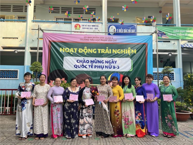 Mừng ngày Quốc tế Phụ nữ 8/3 của tập thể giáo viên trường Tiểu học Phạm Văn Chí