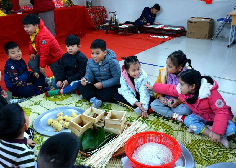 Hoạt động gói bánh chưng tại Trường tiểu học Tây Sơn