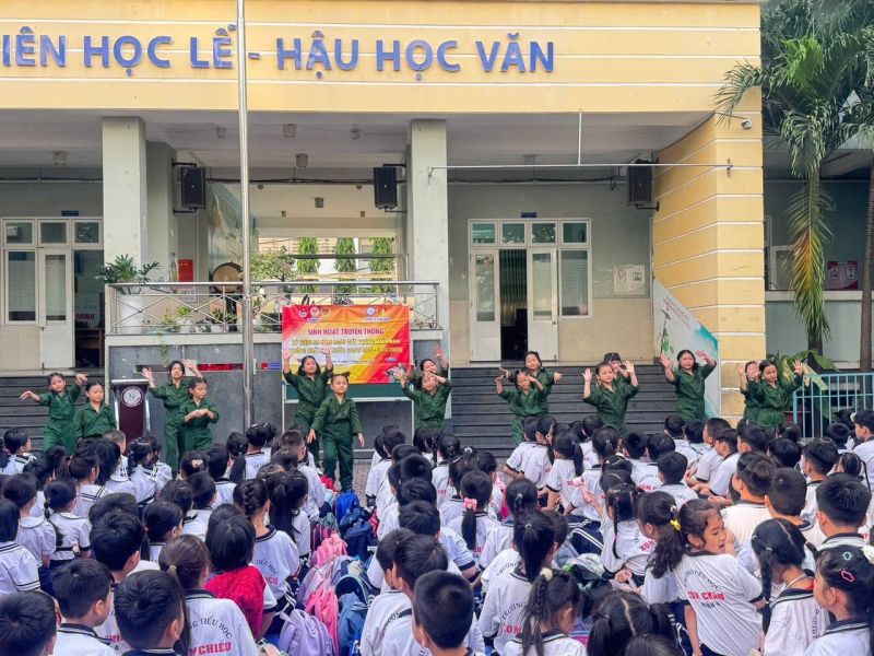 Trường tiểu học Xóm Chiếu
