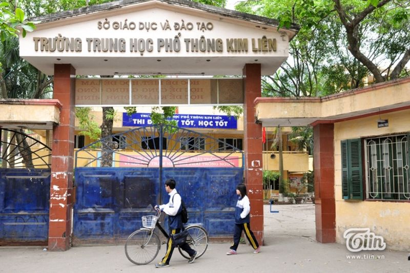 Cổng trường THPT Kim Liên.