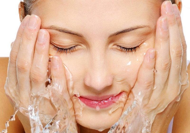 Hãy rửa mặt với nước lạnh