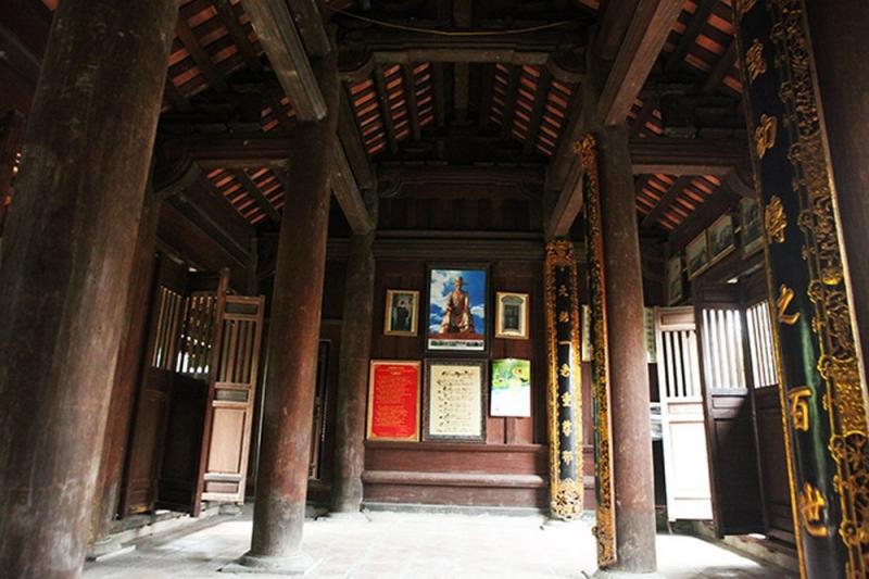Bên trong từ đường