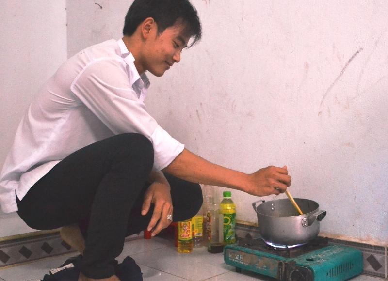 Tự nấu ăn, tự tập luyện thể dục buổi sáng