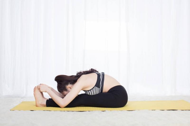 Tư thế ngồi gập người phía trước