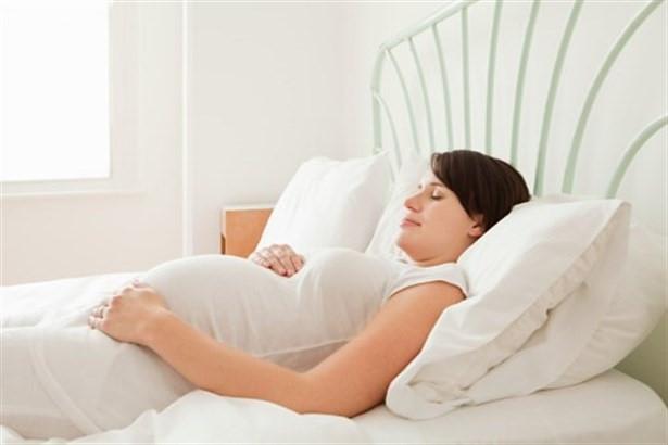 3 tháng đầu bà bầu có thể nằm ngửa hoặc nằm nghiêng bên trái.