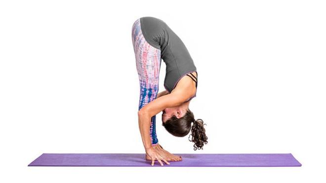 Tư thế Padahastasana (Cúi gập người khi đứng)