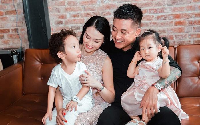 Tuấn Hưng luôn dành cho bà xã những lời nói ngọt ngào, cử chỉ lãng mạn.