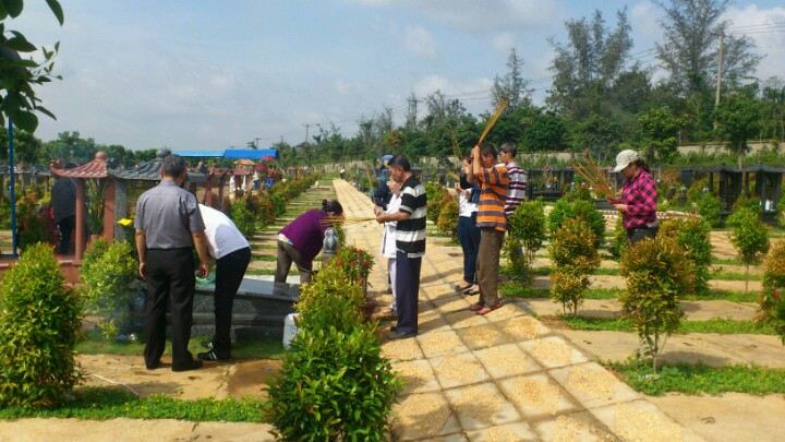 Người người nhộn nhịp đi tảo mộ trước tểt