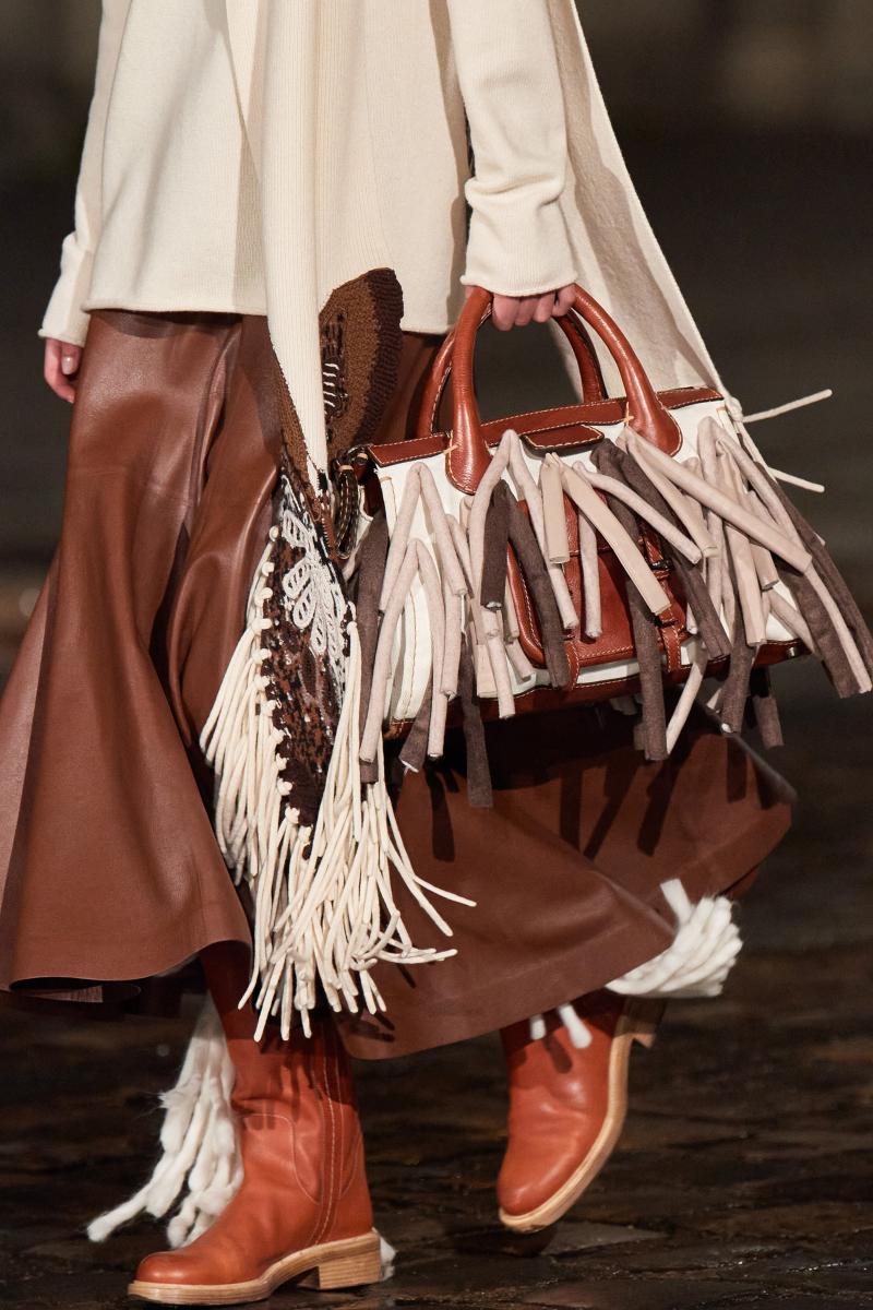 Chiếc túi tua rua thuộc Fall Collection 2021 của Chloe