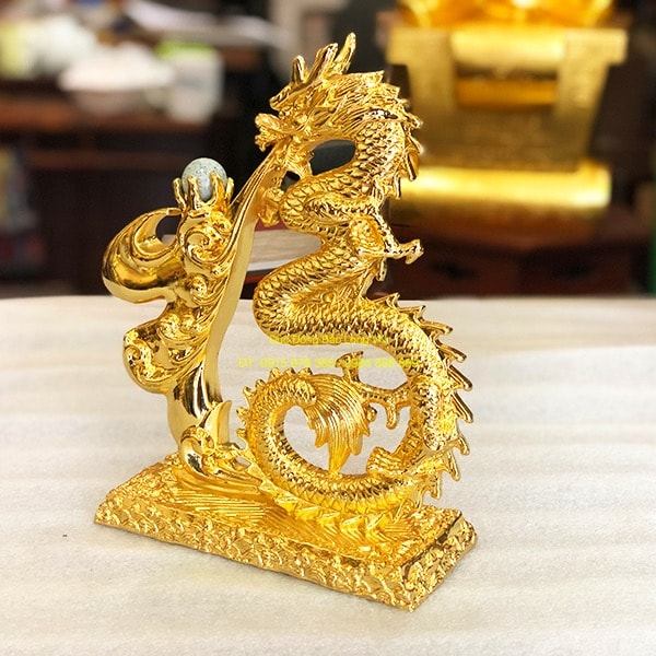 Tượng Rồng phong thuỷ mạ vàng phù hợp cho người tuổi Thân