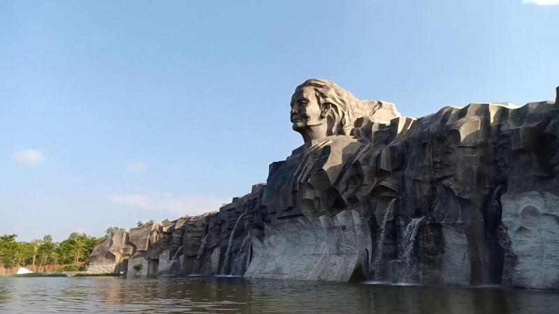 Tượng đài Bà mẹ Việt Nam anh hùng