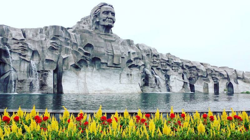 Một góc của tượng đài
