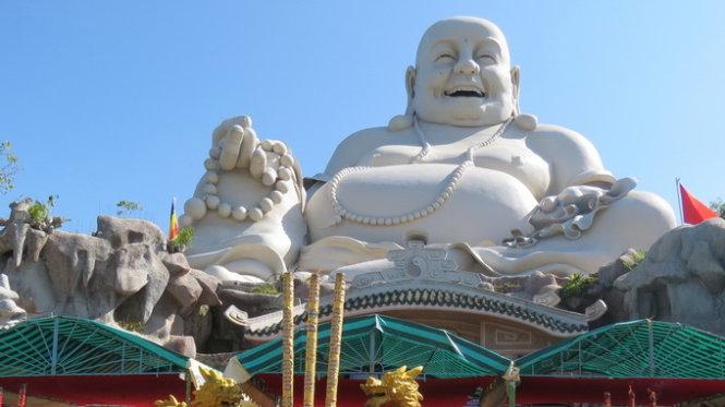 Tượng Phật Di Lặc trên đỉnh núi Cấm thuộc An Giang
