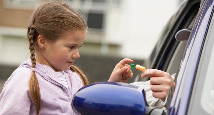 Hãy dặn con tuyệt đối không được đi theo người lạ