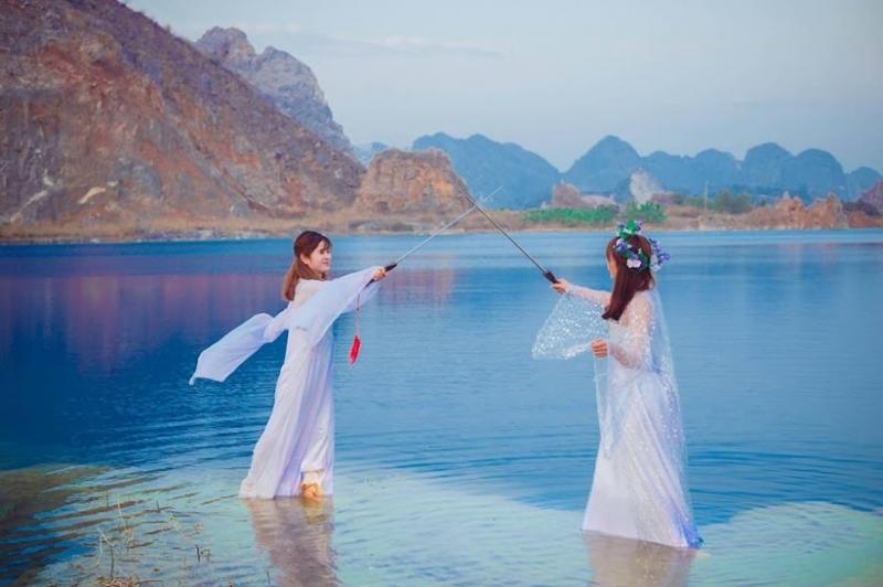 Hai tiên nữ đang luyện kiếm