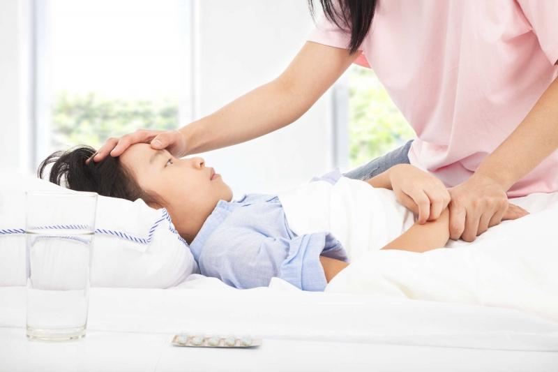 Không nên mặc đồ kín, trùm chăn cho trẻ khi bị sốt.