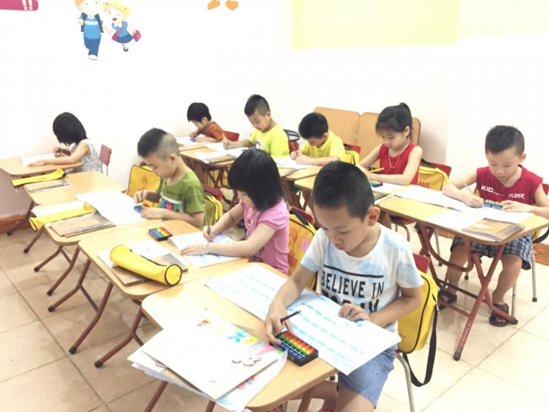 ﻿Thông qua chiếc bàn tính gảy, các thao tác tính toán, gảy hạt sẽ tạo ra các kích thích lên đầu ngón tay của trẻ