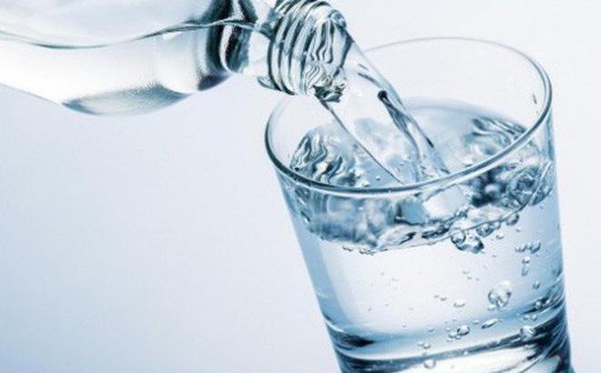 Uống 1 ly nước ấm vào mỗi buổi sáng