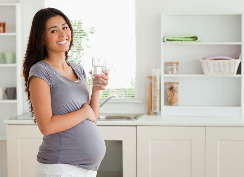 Mẹ bầu cần uống đủ nước mỗi ngày. Ảnh minh họa.