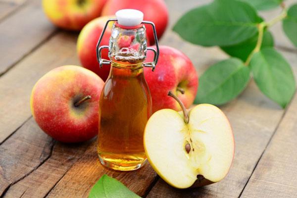 Uống giấm táo với nước lọc pha loãng