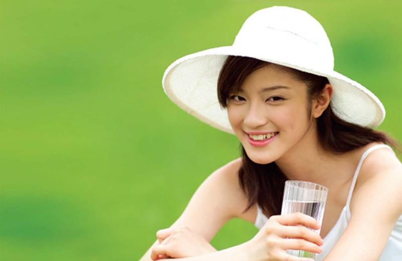 Mỗi ngày bạn nên uống ít nhất 2 lít nước để duy trì sức khỏe và sắc đẹp